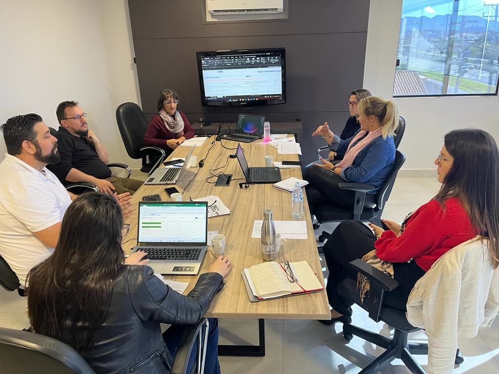 Reunião de plano estratégico conduzida pela Deploy Lean com a diretoria do cliente