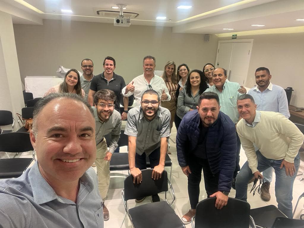 Turma de líderes industriais ao final de treinamento Lean da Deploy