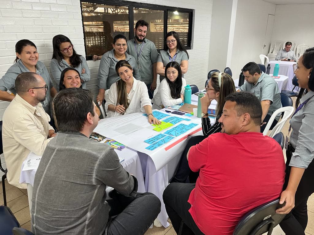 Workshop de melhoria contínua com equipe de produção da fábrica